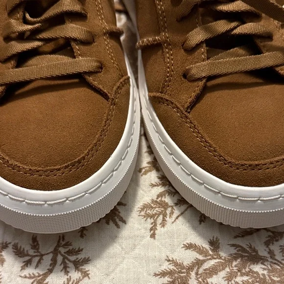UGG Women’s Brown Sneakers - Picture 4 of 5